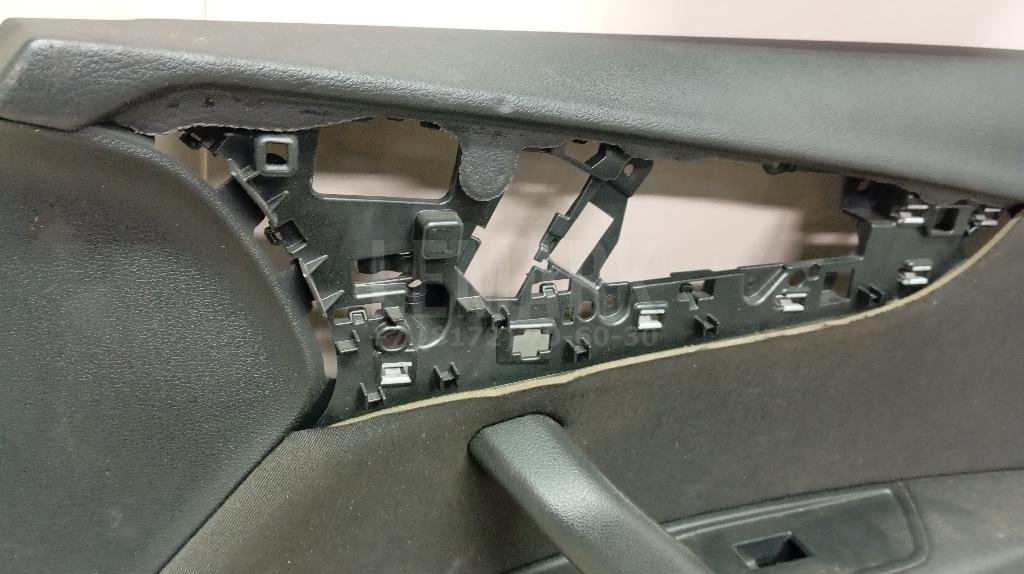 Обшивка двери передней правой