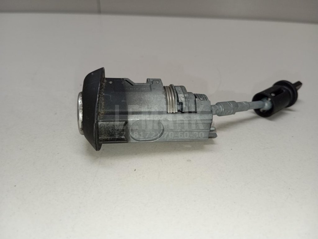 Вставка замка двери лев.