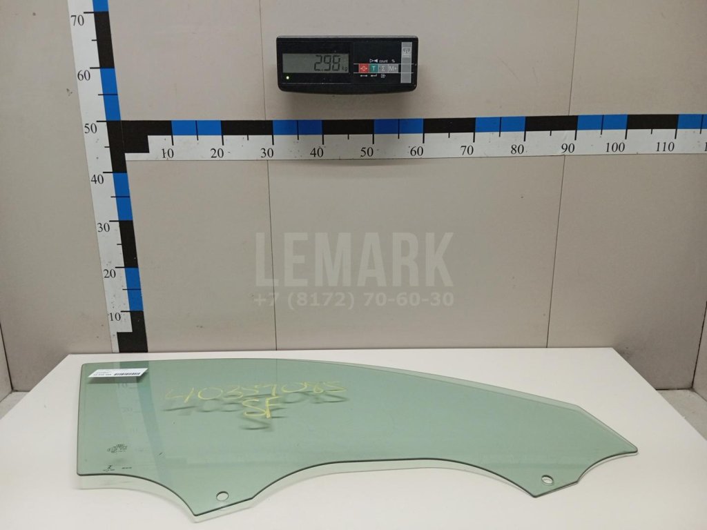 Стекло двери передней правой