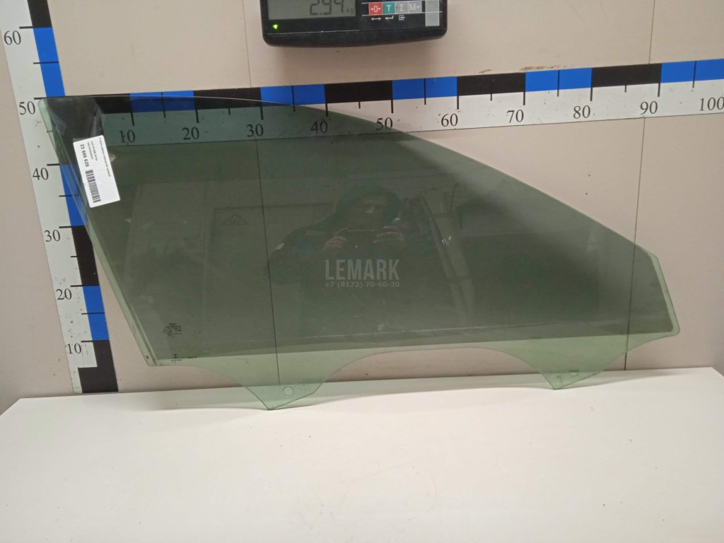 Стекло двери передней правой