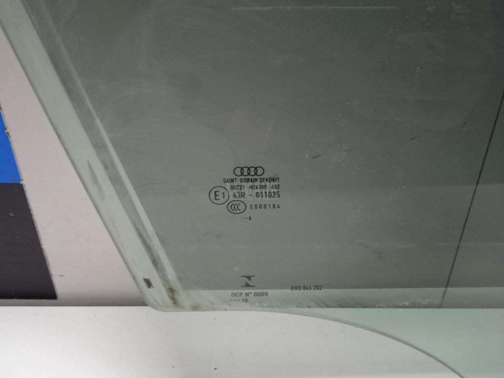 Стекло двери передней правой