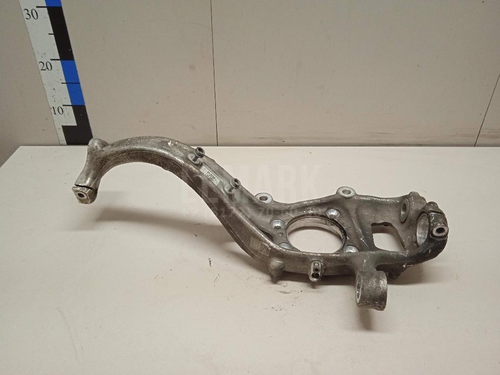 Кулак поворотный передний правый