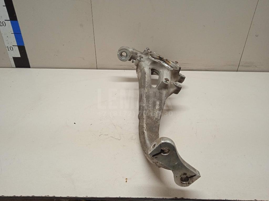 Кулак поворотный передний правый