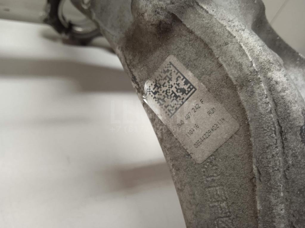 Кулак поворотный передний правый