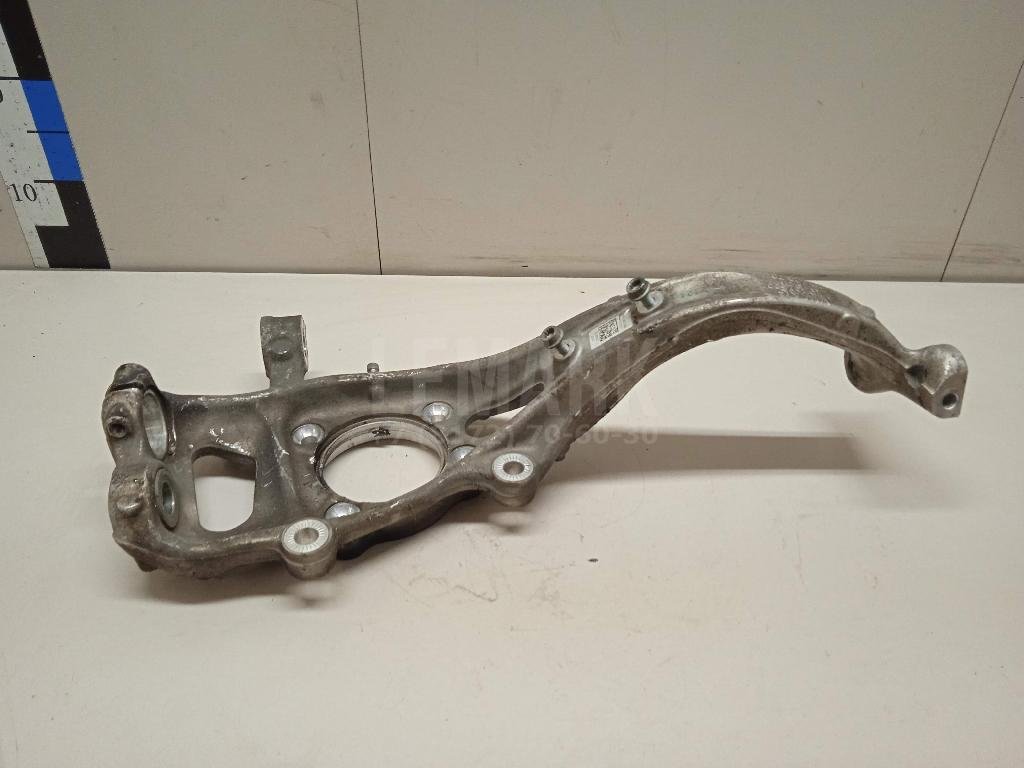 Кулак поворотный передний правый