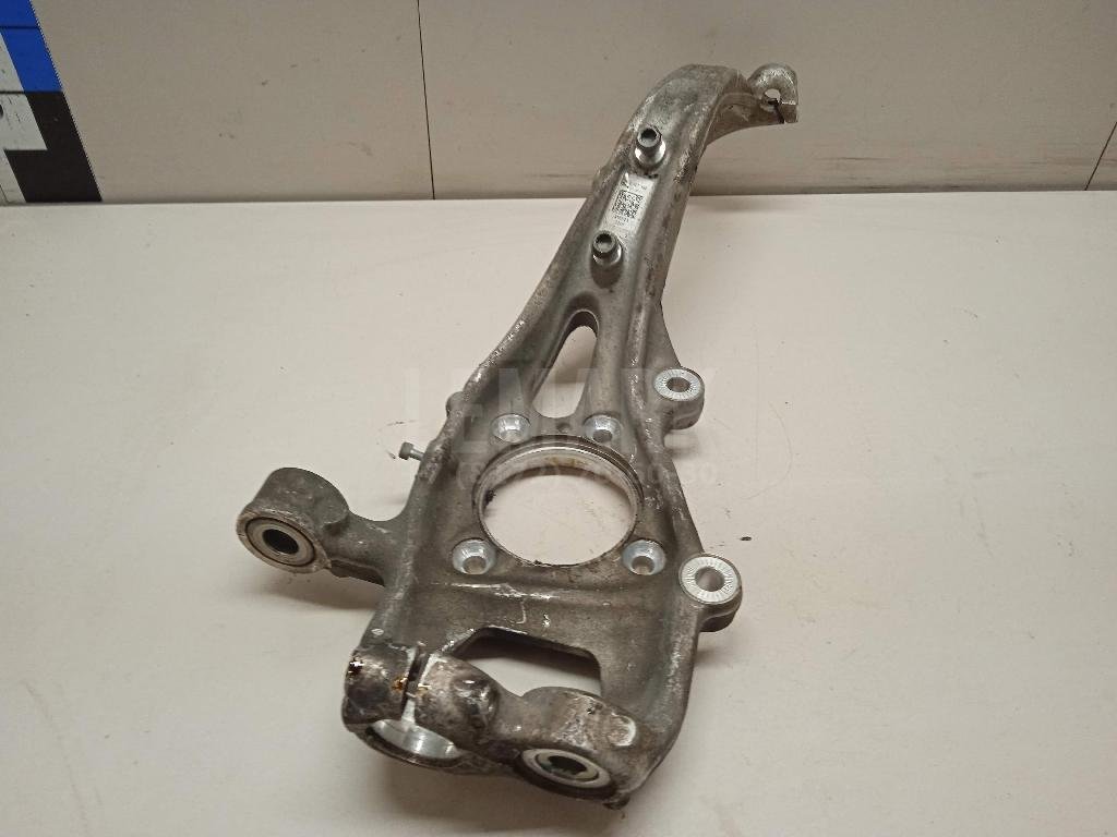 Кулак поворотный передний правый