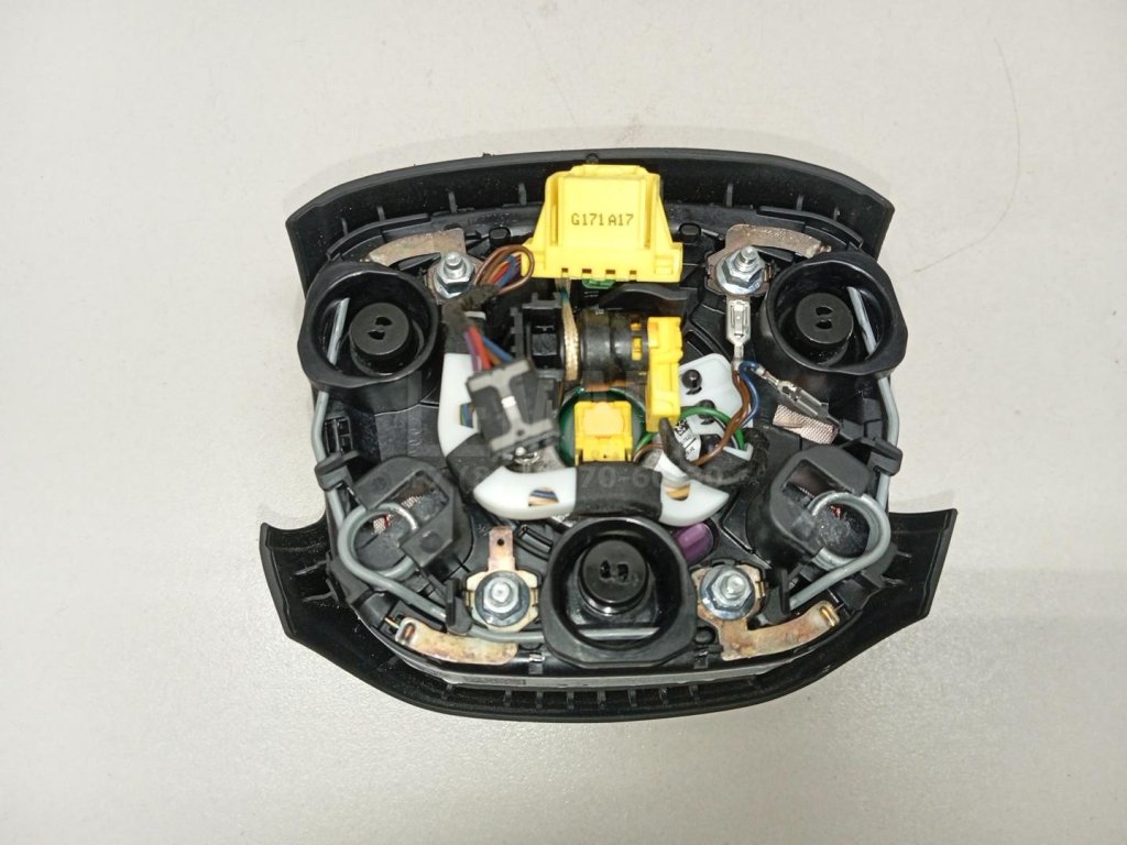 Подушка безопасности в рулевое колесо