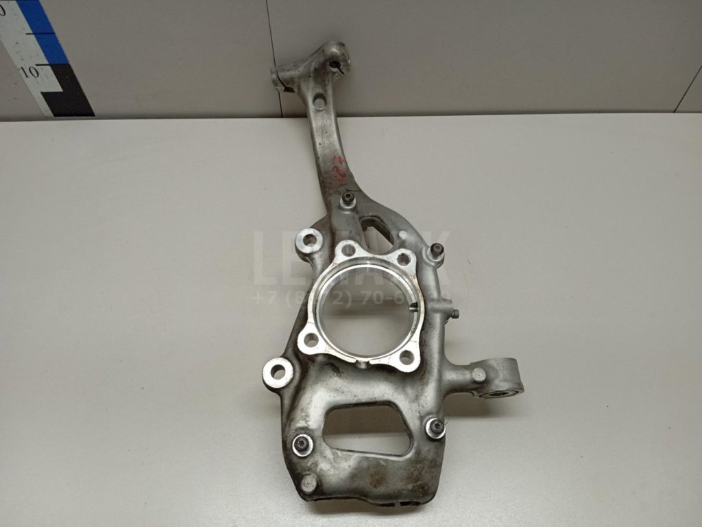 Кулак поворотный передний правый