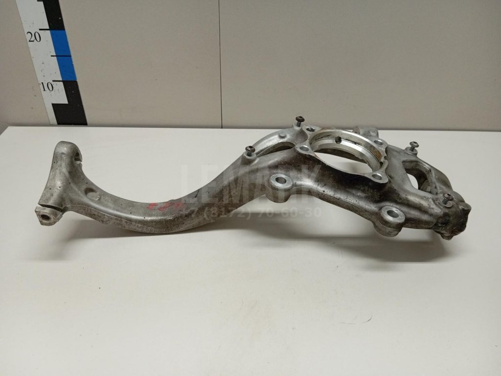 Кулак поворотный передний правый