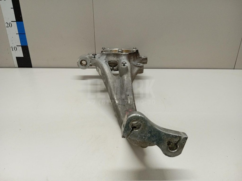 Кулак поворотный передний правый