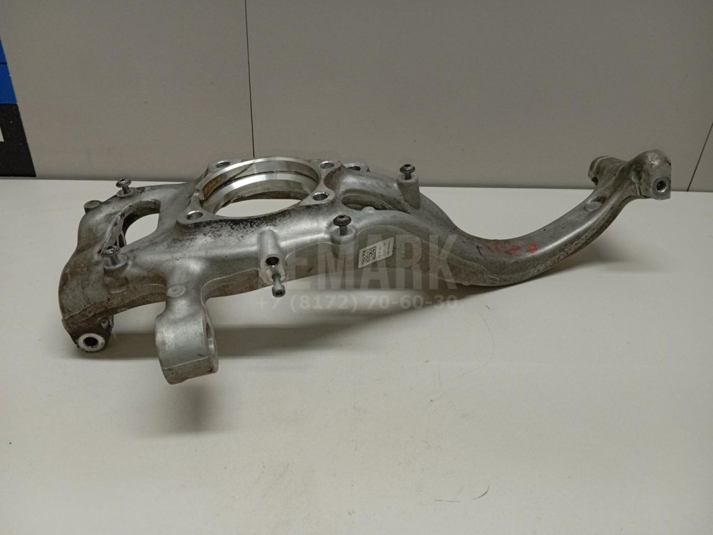 Кулак поворотный передний правый