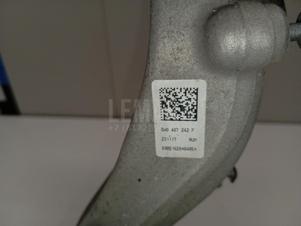 Кулак поворотный передний правый