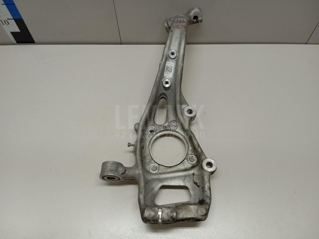 Кулак поворотный передний правый