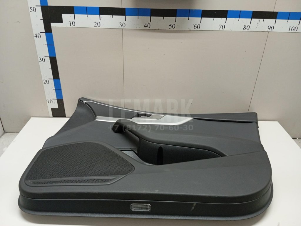 Обшивка двери передней правой