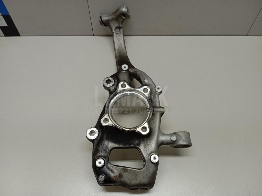 Кулак поворотный передний правый