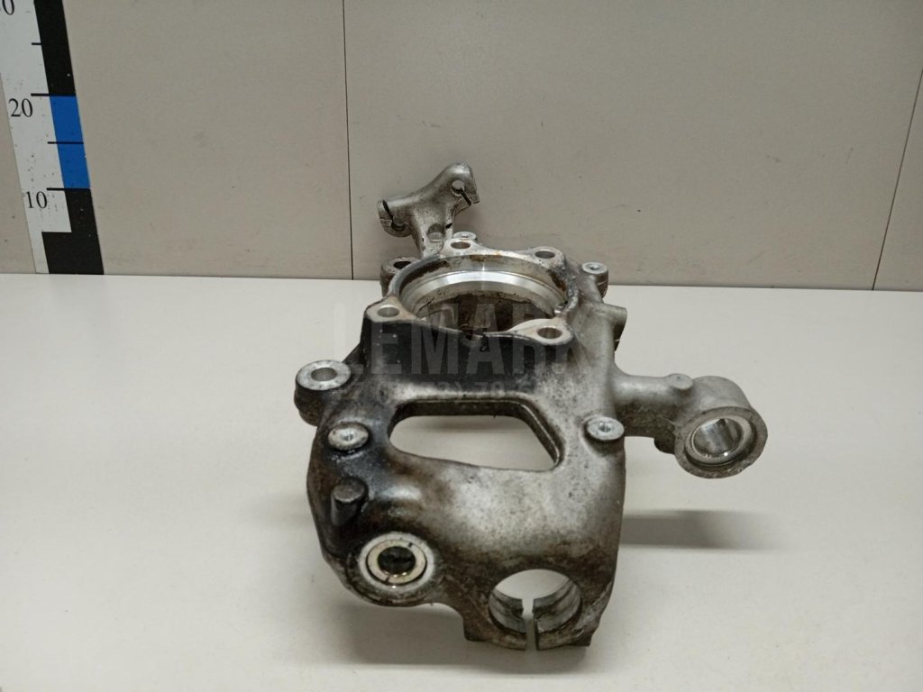 Кулак поворотный передний правый