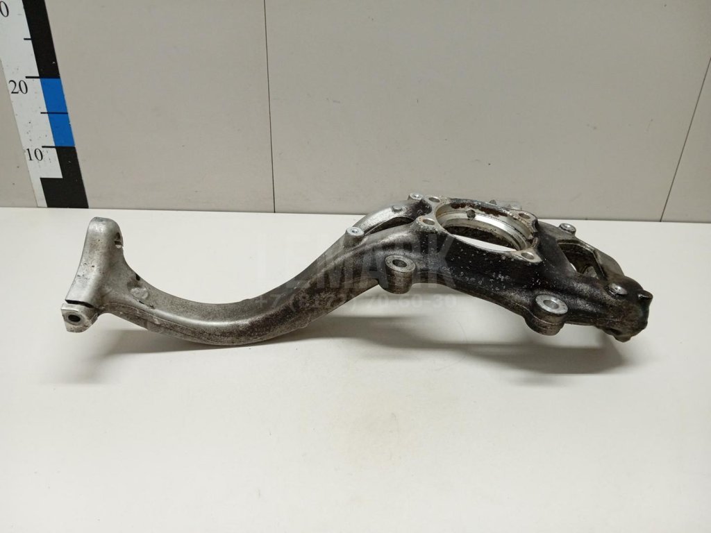 Кулак поворотный передний правый