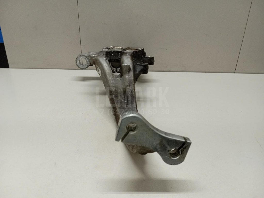 Кулак поворотный передний правый