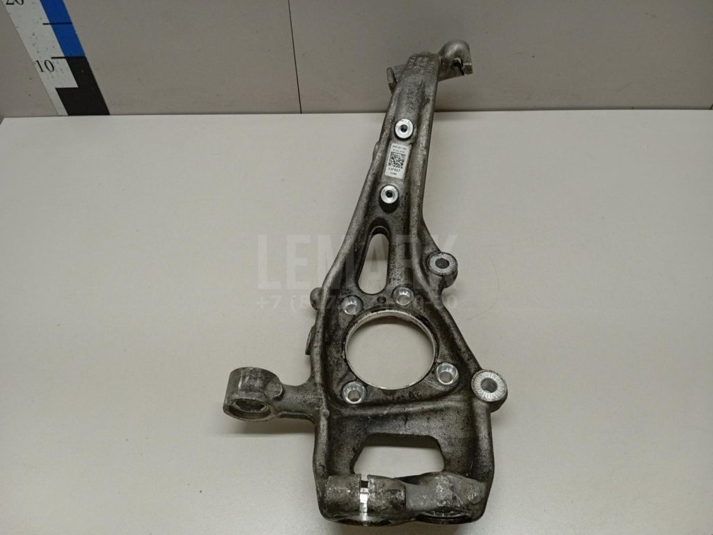 Кулак поворотный передний правый