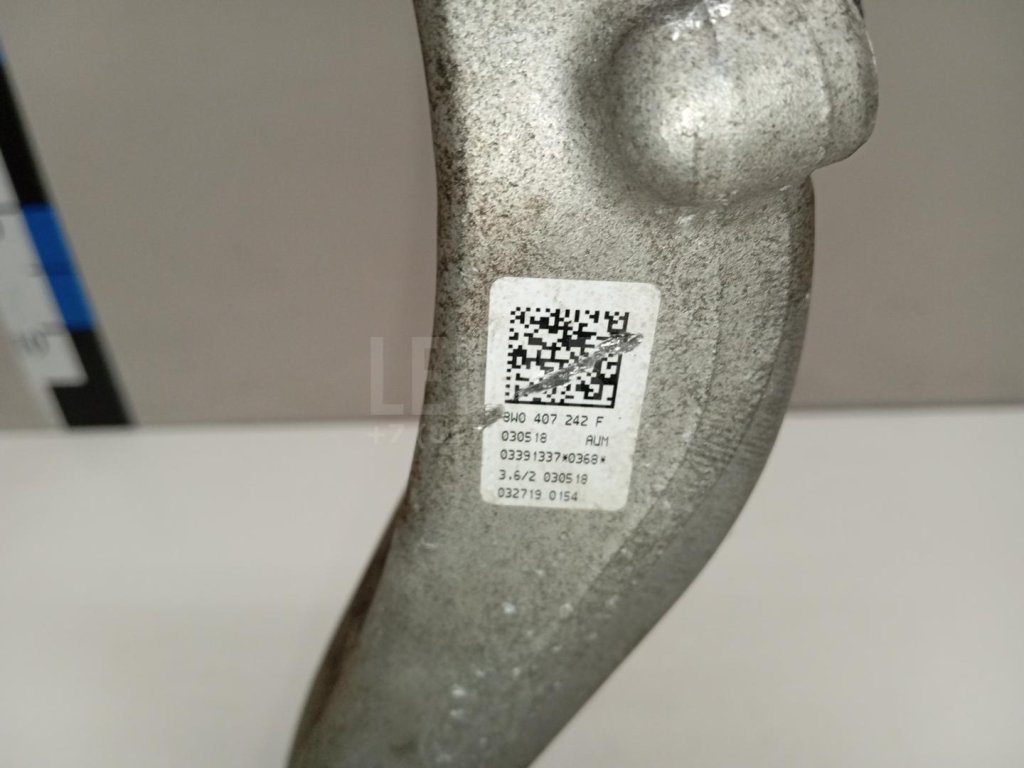 Кулак поворотный передний правый