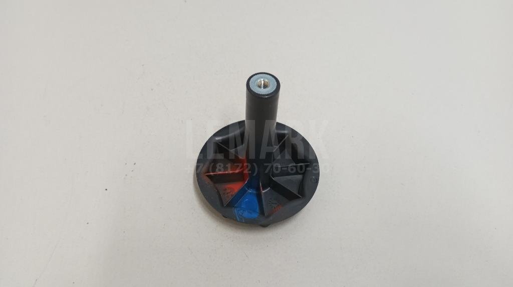 Болт крепления запасного колеса