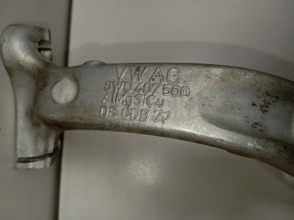 Кулак поворотный передний правый