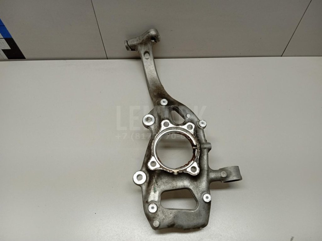 Кулак поворотный передний правый