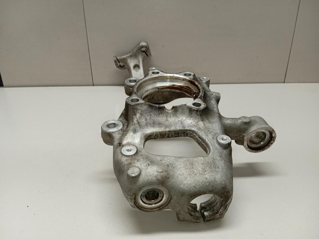 Кулак поворотный передний правый