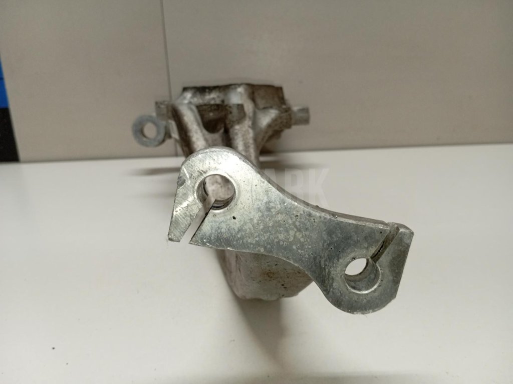 Кулак поворотный передний правый