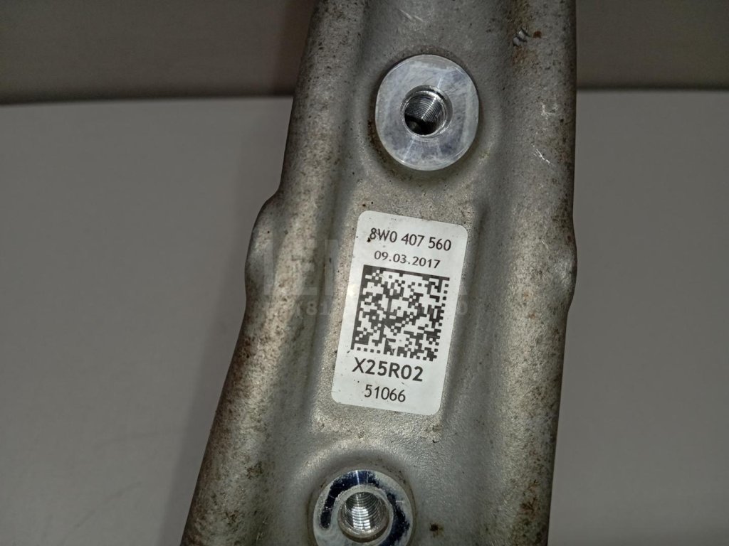 Кулак поворотный передний правый