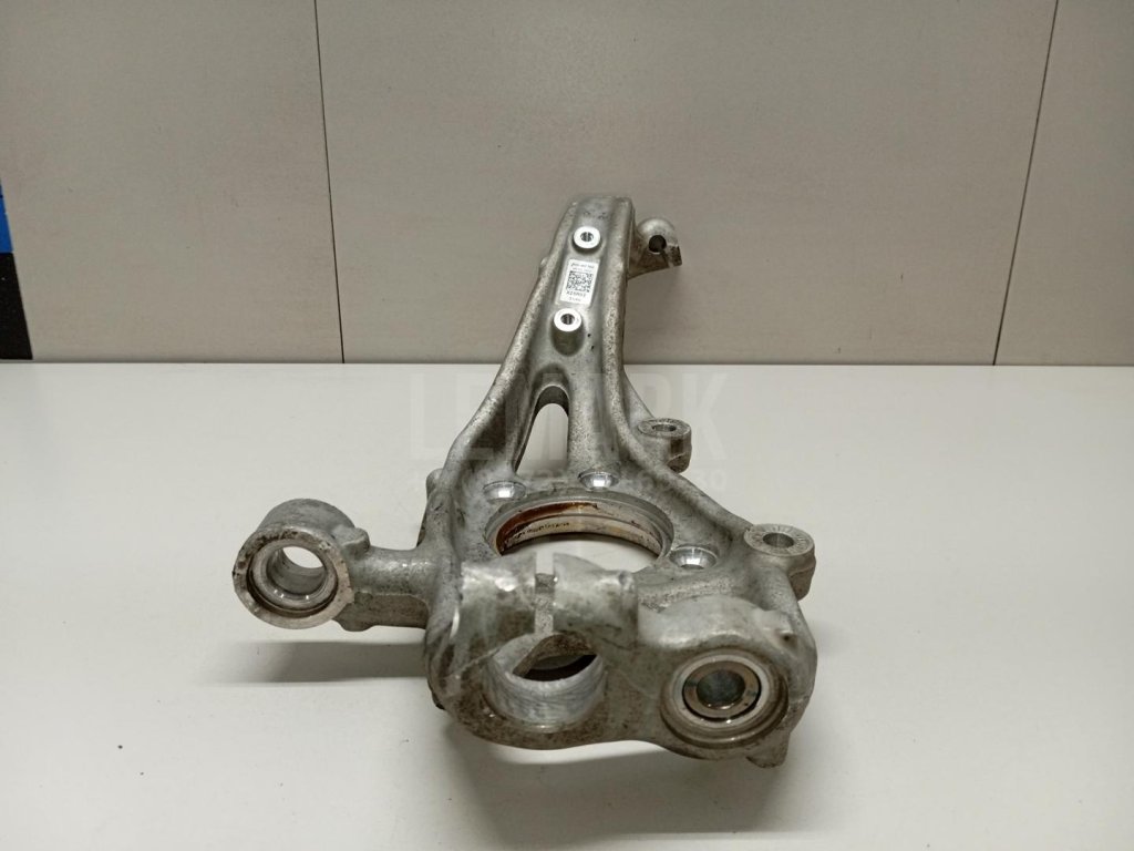 Кулак поворотный передний правый