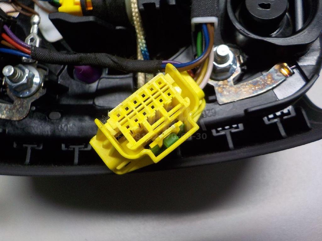 Подушка безопасности в рулевое колесо