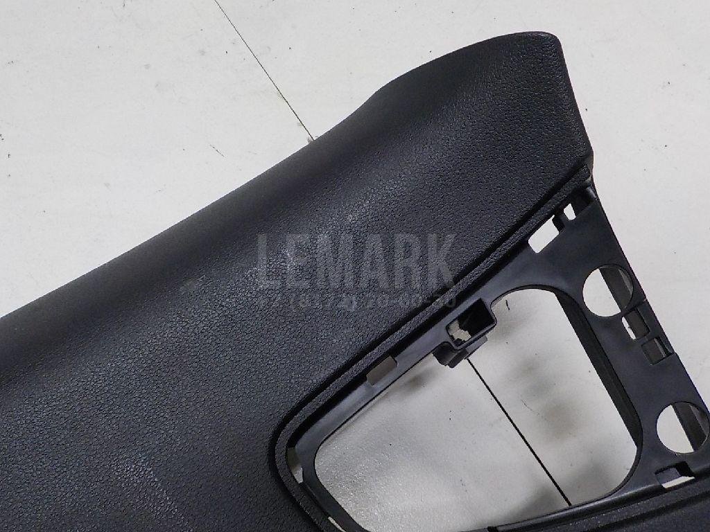 Обшивка двери багажника