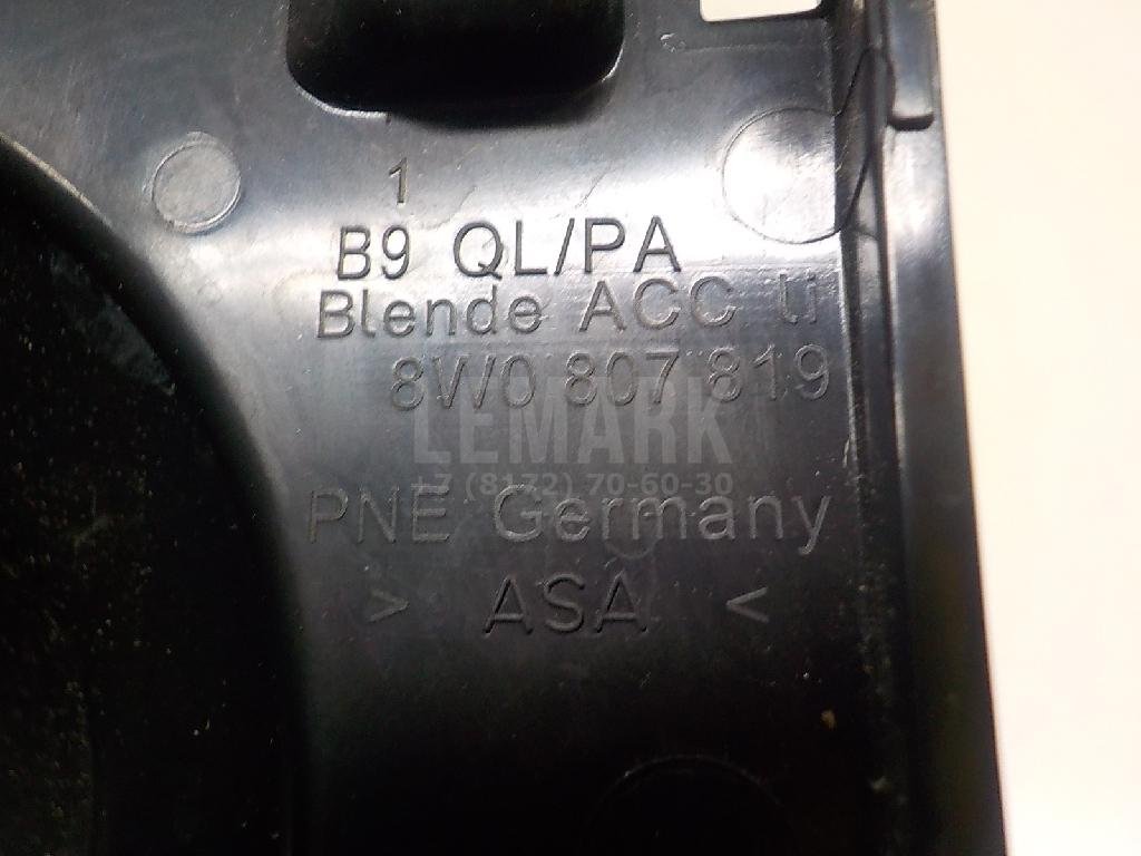 Заглушка бампера левая