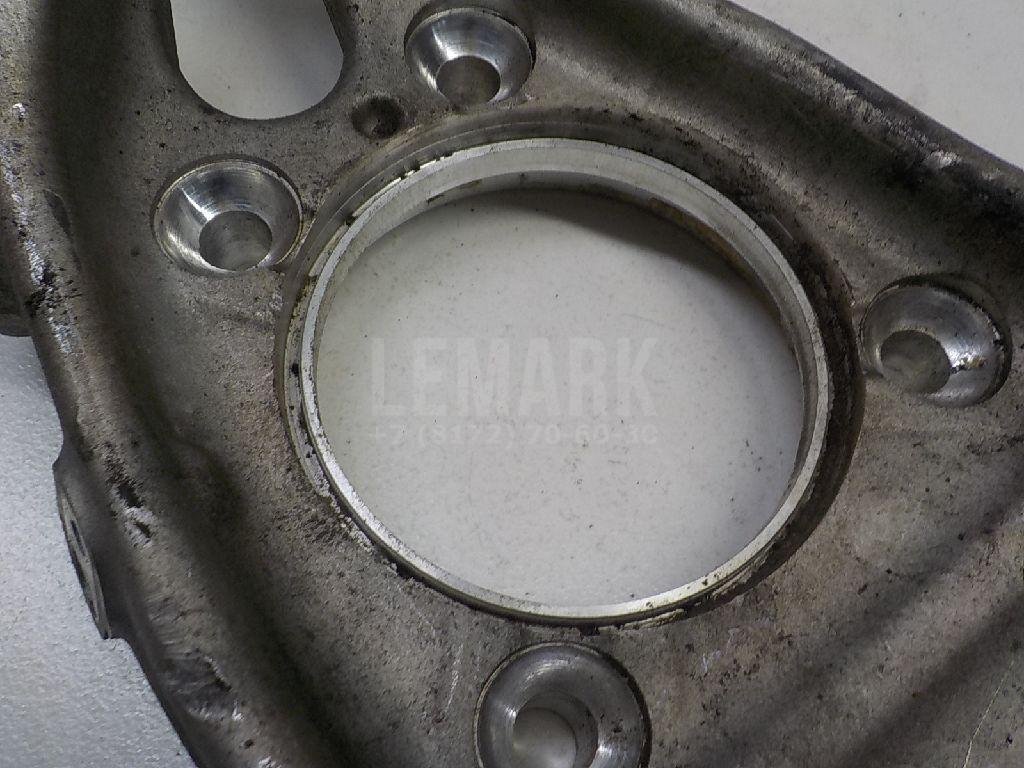 Кулак поворотный передний правый