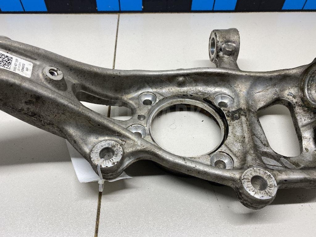 Кулак поворотный передний правый