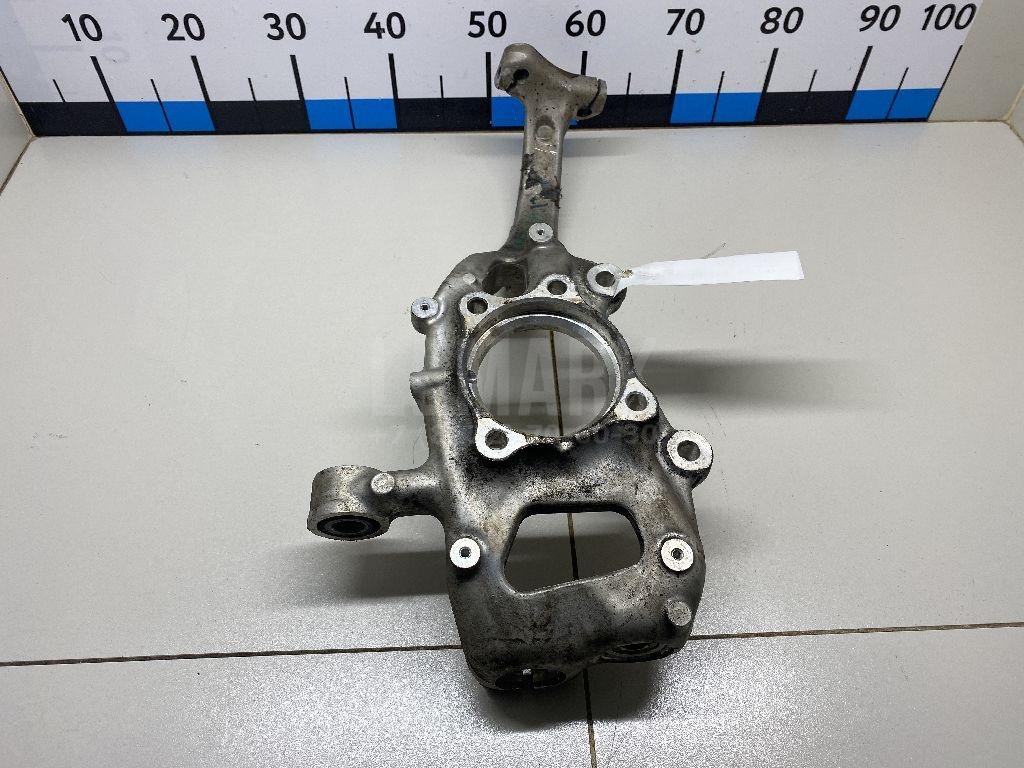 Кулак поворотный передний правый