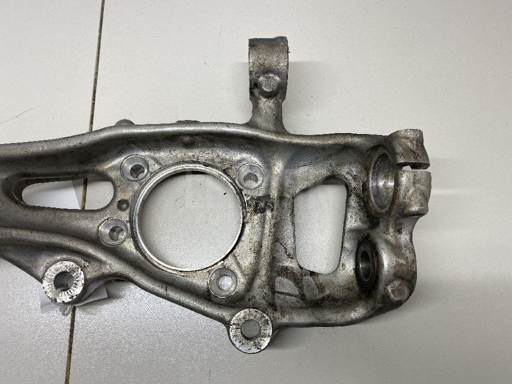 Кулак поворотный передний правый