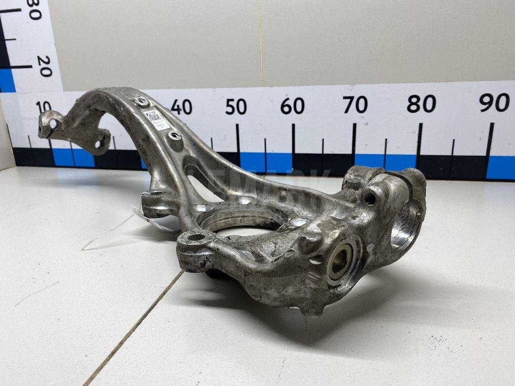 Кулак поворотный передний правый