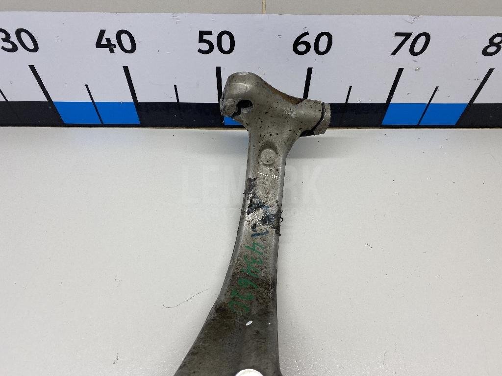 Кулак поворотный передний правый