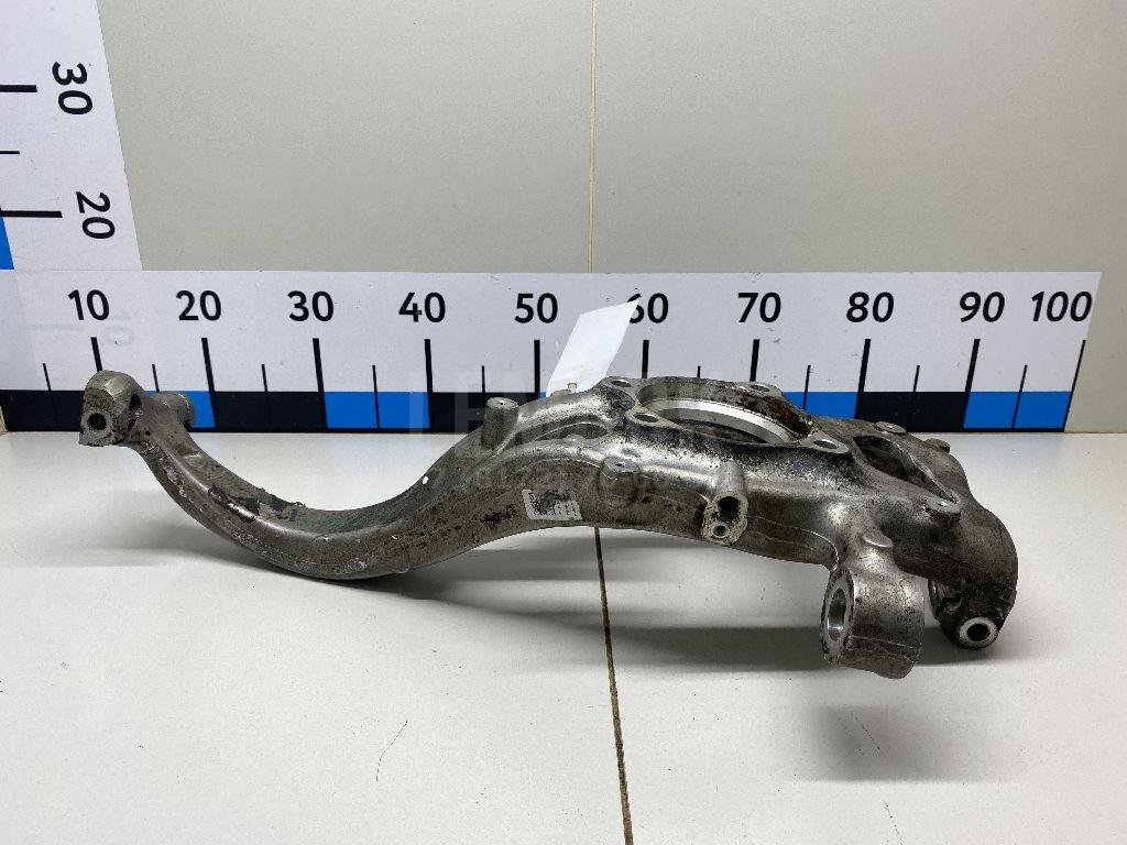 Кулак поворотный передний правый