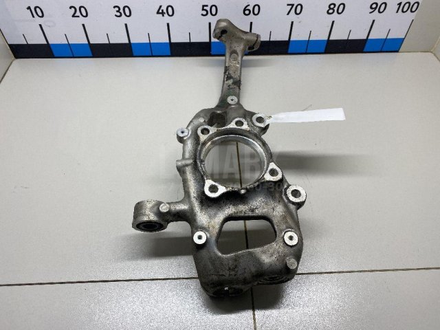 Кулак поворотный передний правый