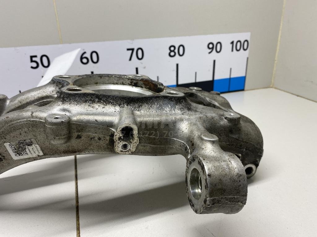 Кулак поворотный передний правый