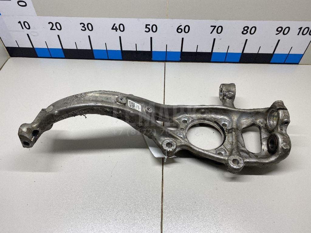 Кулак поворотный передний правый