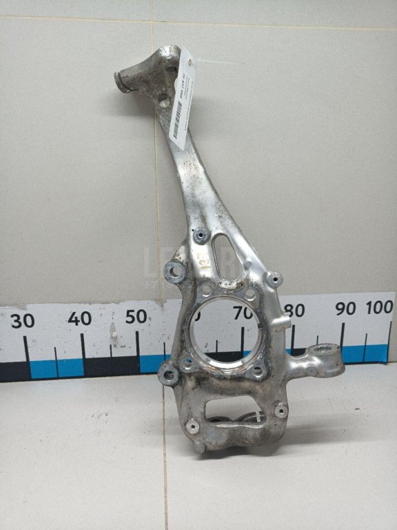 Кулак поворотный передний правый