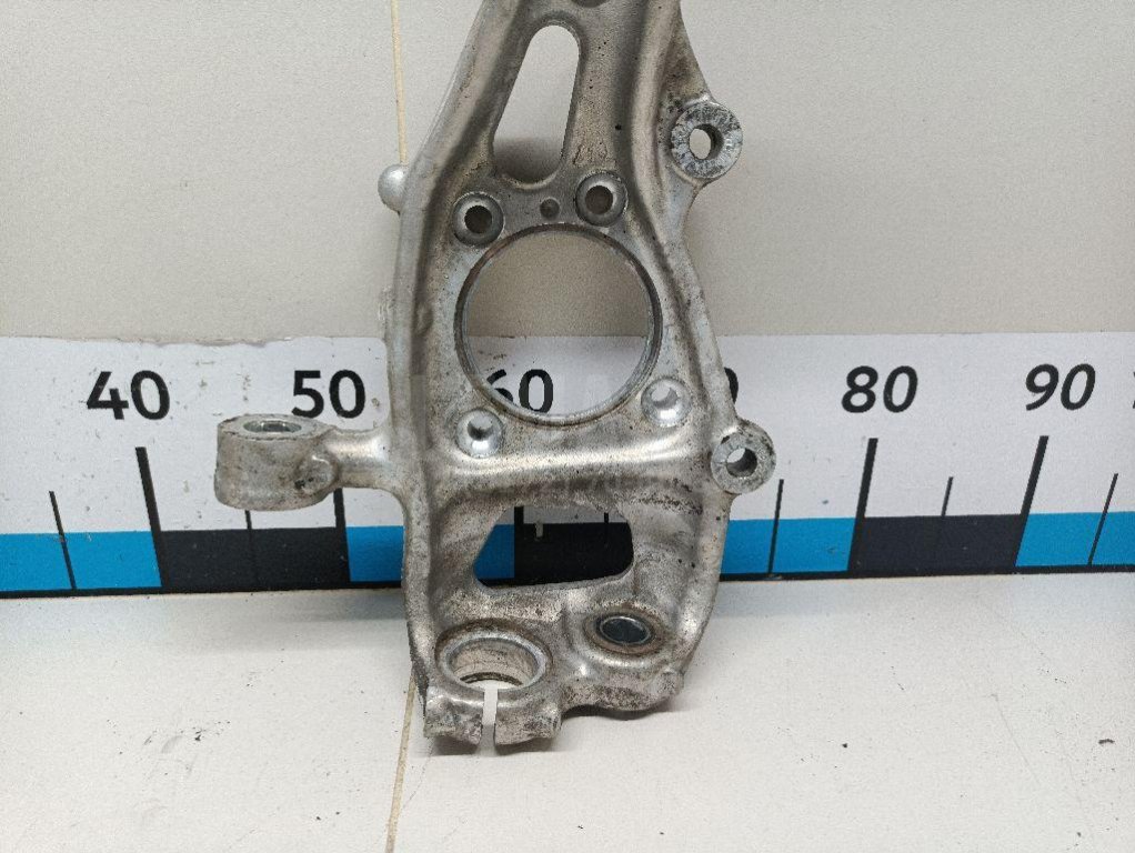 Кулак поворотный передний правый