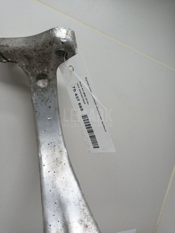 Кулак поворотный передний правый