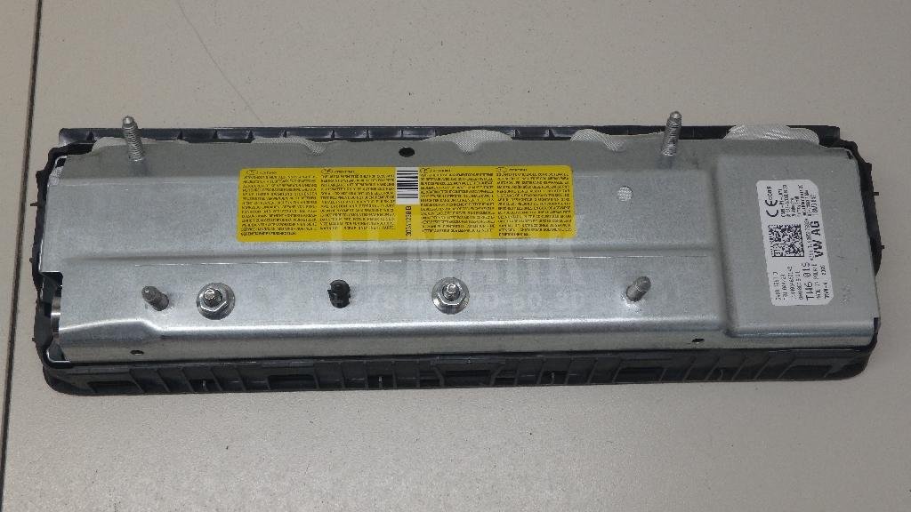 Подушка безопасности нижняя (для колен)