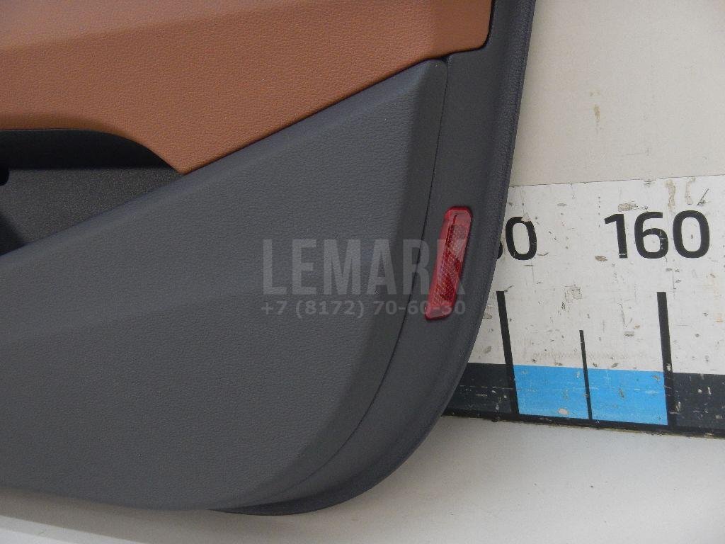 Обшивка двери передней правой