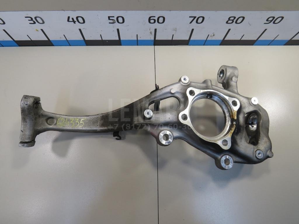 Кулак поворотный передний правый